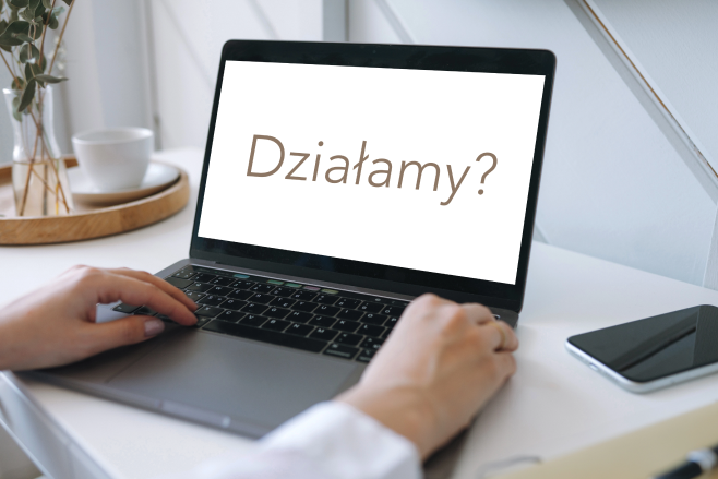 laptop-with-"działamy?"-text-displayed